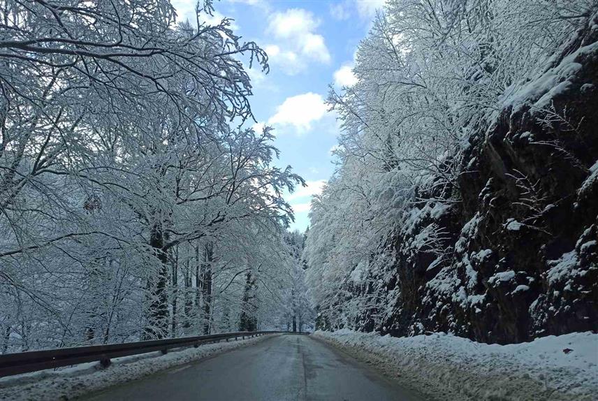 ЗВОРНИК, 4. ЈАНУАРА /СРНА/ - Сви магистрални и регионални путеви на подручју регије Бирач су проходни, али је због нових сњежних падавина успорено кретање возила на превоју Хан Поглед изнад Власенице, те на регионалном путу Шековићи-Каштељ према Живиницама.