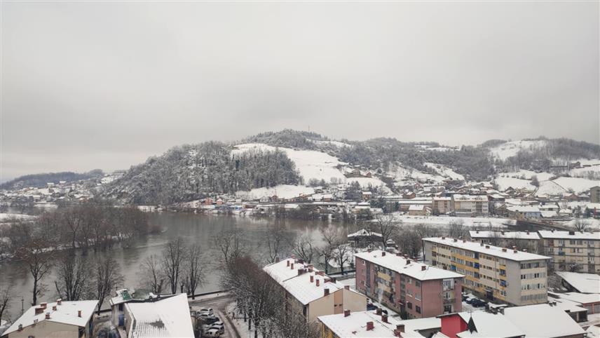 НОВИ ГРАД, 4. ЈАНУАРА /СРНА/ - На подручју општине Нови Град проходни су путеви али због због снијега и поледице препоручује се опрезна вожња.