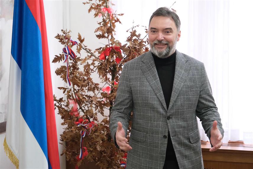 САРАЈЕВО, 5. ЈАНУАРА /СРНА/ - Министар спољне трговине и економских односа Сташа Кошарац унио је бадњак у свој кабинет, уочи најрадоснијег хришћанског празника - Божића.