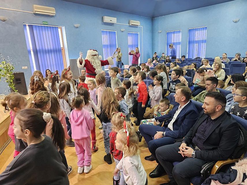 УГЉЕВИК, 5. ЈАНУАРА /СРНА/ - У Угљевику је данас одржана представа за дјецу "Чаробни напитак за Дједа Мраза" која је празнични поклон локалне управе најмлађим суграђанима, а они су обрадовани и симболичним поклонима.