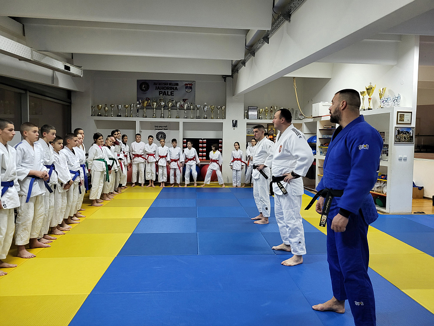 ПАЛЕ, 5. ЈАНУАРА /СРНА/ - Џију-џица клуб "Јахорина" са Пала испраћа још једну годину успјешно, иако у малим и недовољним просторијама за 200 чланова, у свој град успјели су ове године донијети 617 медаља и 12 пехара.