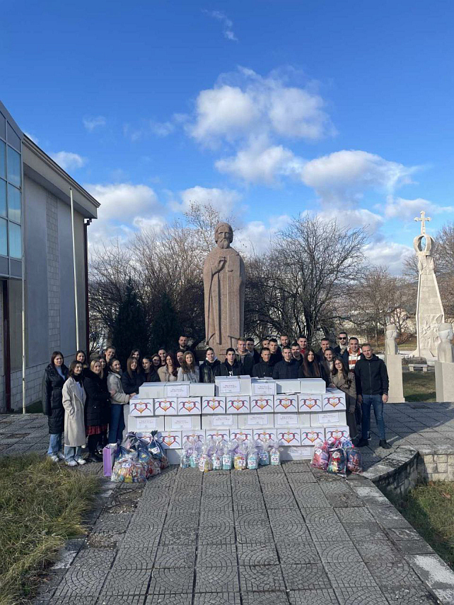 БИЛЕЋА, 5. ЈАНУАРА /СРНА/ - Чланови хуманитарне фондације "Хришћани за хришћане" из Билеће подијелили су данас пакете са основним животним намирницама за 35 социјално угрожених породица са подручја ове општине.