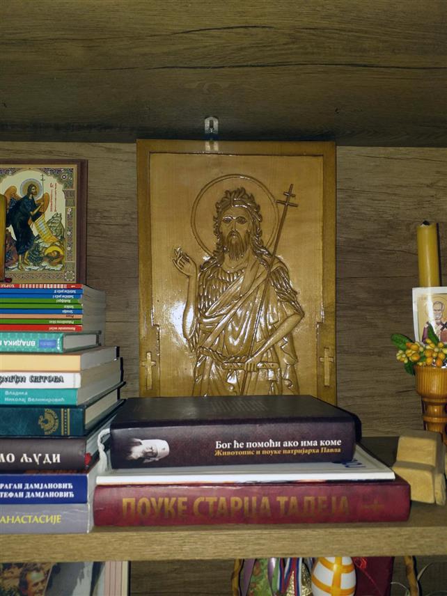 ХАН ПИЈЕСАК, 5. ЈАНУАРА /СРНА/ - Пензионер Неђо Вукосављевић посљедњих година брине о болесној мајци у селу Мало Поље код Хан Пијеска и слободно вријеме попуњава израдом икона дуборезом на дрвету и поклања их члановима породице и ближој родбини.