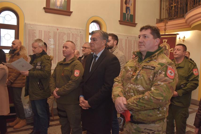 БАЊАЛУКА, 6. ЈАНУАРА /СРНА/ - У Цркви Светог Арханглеа Михаила у Центру за обуку Министарства унутрашњих послова /МУП/ Републике Српске у Залужанима код Бањалуке јутрос је на Бадњи дан служена литургија којој је присуствовао и министар унутрашњих послова Републике Српске Синиша Каран.