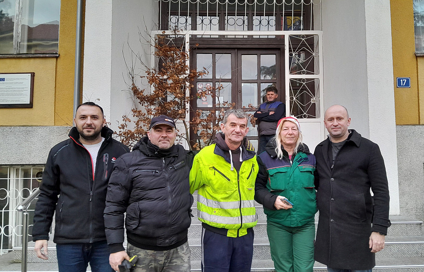 БРОД, 6. ЈАНУАРА /СРНА/ - Радници предузећа "Комвод" из Брода донијели су данас бадњак испред зграде Општинске управе у Броду, гдје су га дочекали начелник општине Милан Зечевић и његов замјеник Дејан Чечавац.