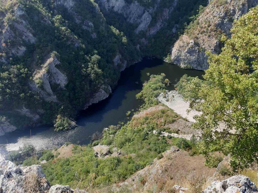 УЛОГ, 6. ЈАНУАРА /СРНА/ - Улог у општини Калиновик је, без обзира на све, остао рајска оаза, коју би требало чувати као бисер, а због знаменитости које посједује требало би га прогласити националним спомеником, прича за Срну професор Правног факултета Димитрије Ћеранић.