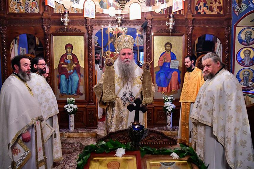 ПОДГОРИЦА, 6. ЈАНУАРА /СРНА/ - Његово високопреосвештенство митрополит црногорско-приморски Јоаникије служио је на Бадњи дан Свету архијерејску литургију у Цркви Свете Тројице у манастиру Острогу.