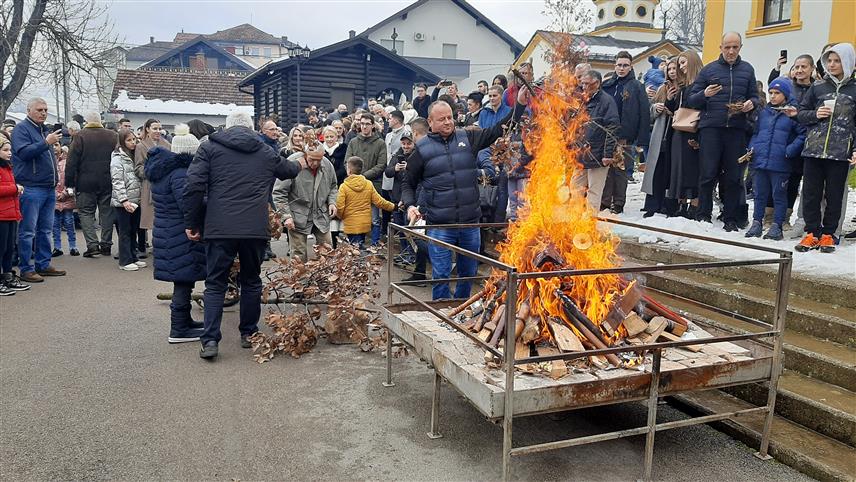 ПРЊАВОР, 6. ЈАНУАРА /СРНА/ - Колоне возила окићене бадњацима од раних јутарњих часова обилазe села, градска и приградска насеља на подручју Прњаворa гдје их са радошћу дочекују суграђани, међу којима је велики број дјеце.	