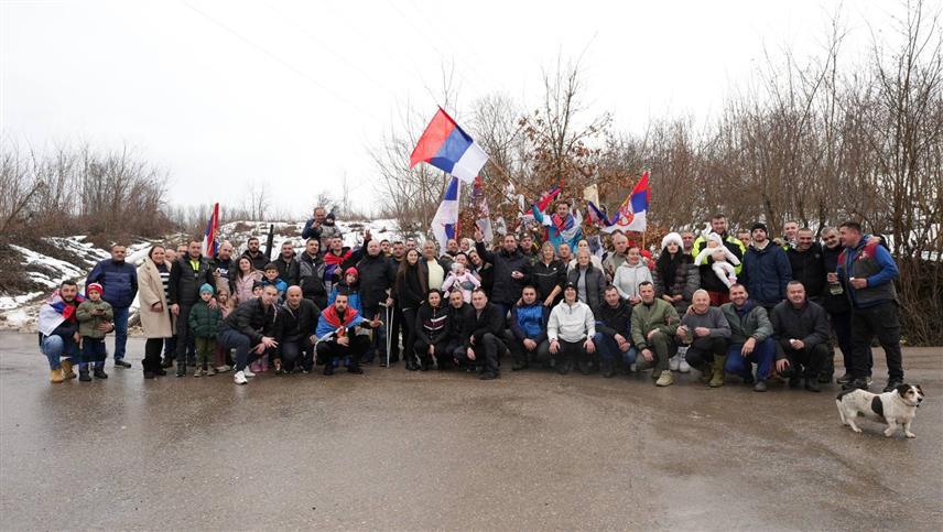 БАЊАЛУКА, 6. ЈАНУАРА /СРНА/ - Предсједник Социјалистичке партије Српске Горан Селак јутрос је, са многобројним комшијама, учествовао у традиционалном усијецању и ношењу бадњака кроз Шарговачку парохију.