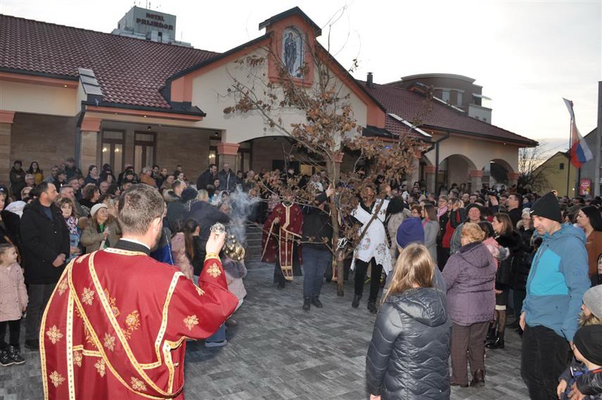 ПРИЈЕДОР, 6. ЈАНУАРА / СРНА/- У порти Храма Свете Тројице у Приједору вечерас је освештан и наложен централни бадњак који је током данашњег Бадњег дана уз пјесму и весеље дочекан у више градских насеља.