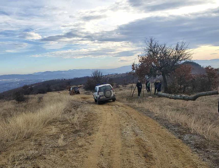 БЕОГРАД, 6. ЈАНУАРА /СРНА/ - Такозвана косовска полиција претресала је данас Србе и њихове аутомобиле на улазу у српско село Горње Кусце, општина Ново Брдо, у потрази за српским заставама, а једну су насилно одузели.