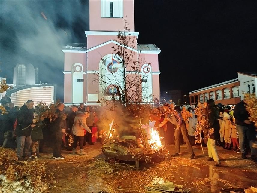 ИСТОЧНА ИЛИЏА, 6. ЈАНУАРА /СРНА/ - Бадњак је вечерас свечано дочекан и на Вељинама у Источној Илиџи.