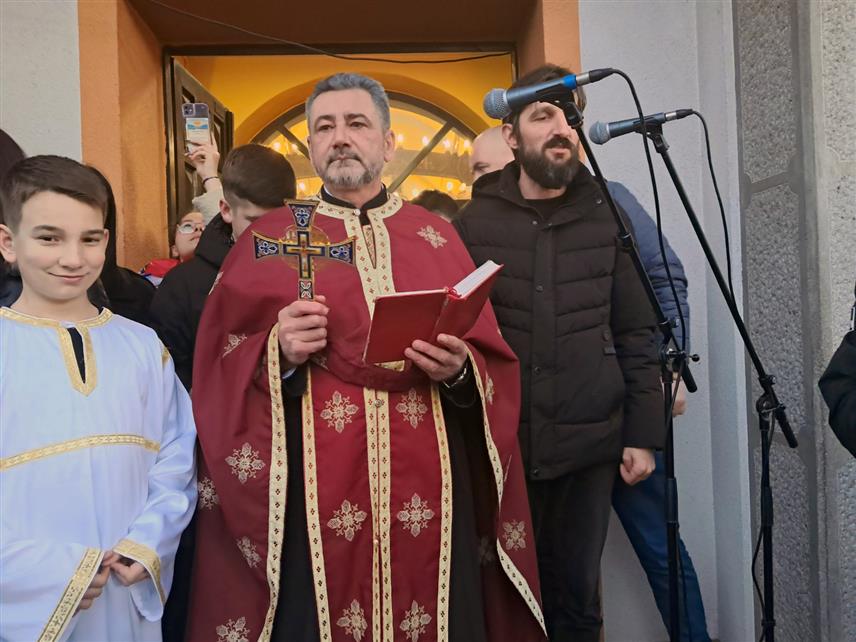 КОТОР ВАРОШ, 6. ЈАНУАРА /СРНА/ - Испред Храма Рођења Пресвете Богородице у Котор Варошу освештан је и наложен бадњак након вечерњег богослужења. Вечерњу литургију служио је архијерејски намјесник которварошки Миленко Нарић.	