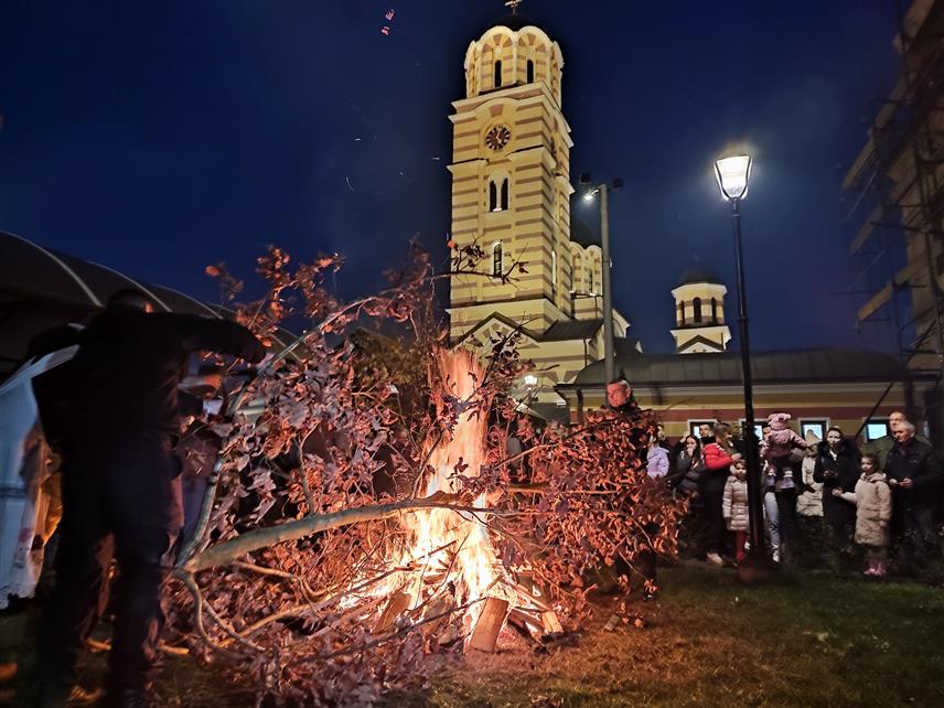 ГРАДИШКА, 6. ЈАНУАРА /СРНА/ - Бројни вјерници дочекали су бадњак у порти Храма Покрова Пресвете Богородице у Градишци након што је јутрос кренуо из приградског насеља Жеравица.	