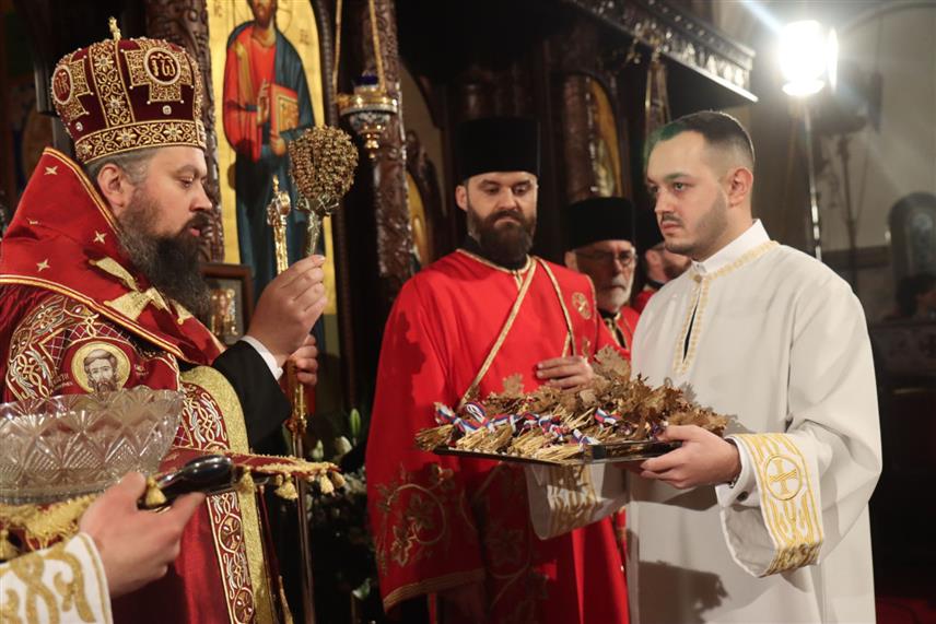 БАЊАЛУКА, 6, ЈАНУАРА /СРНА/ - Епископ марчански Сава, викар Његовог високог преосвепштенства митрополита бањалучког Јефрема, служио је у Саборном храму Христа Спаситеља у Бањалуци, вечерње богослужење са освештањем и подјелом бадњака. /ФОТО Борислав Здриња/