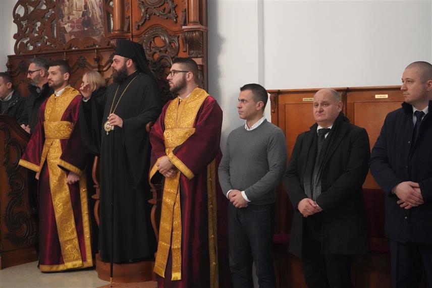 БЕОГРАД, 6. ЈАНУАРА /СРНА/ - Министар без портфеља у Влади Србије задужен за односе са дијаспором Ђорђе Милићевић присуствовао је вечерњем богослужењу и налагању бадњака у Саборном храму Светог оца Николаја у Вуковару.