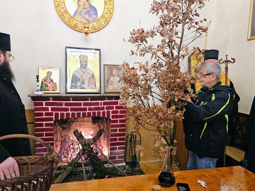 ПОДГОРИЦА, 6. ЈАНУАРА /СРНА/ - Његово високопреосвештенство митрополит црногорско-приморски Јоаникије наложио је бадњак у оџаклији Цетињског манастира и пожелио вјерницима да празник Рођења Господа Исуса Христа донесе свима радост, здравље, мир, срећу и напредак.