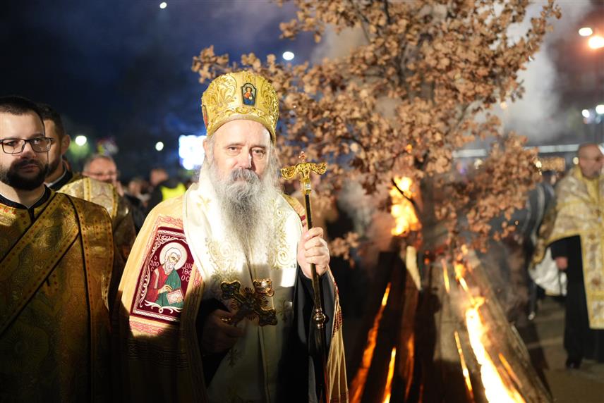 БИЈЕЉИНА, 6. ЈАНУАРА /СРНА/ - Његово високопреосвештенство митрополит зворничко-тузлански Фотије служио је вечерњу службу у Храму Светог Георгија, а потом је литија прошла кроз центар града до Градске управе, гдје је освештан и наложен бадњак.	