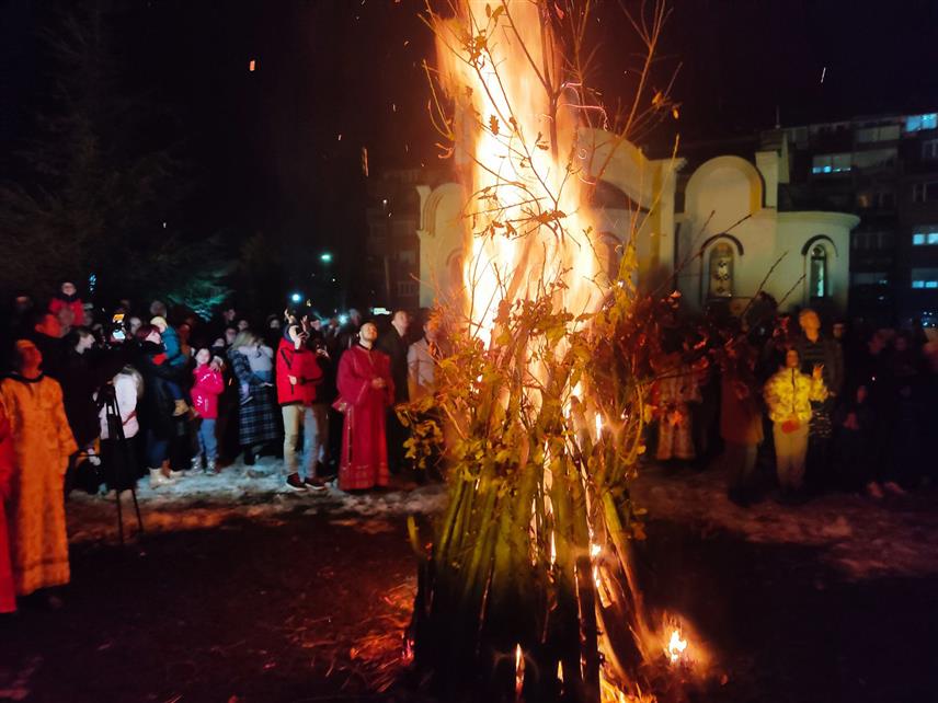 ЛОПАРЕ, 6. ЈАНУАРА /СРНА/ - У Лопарама су вечерас испред православног храма наложени бадњаци са жељом да сви Мајевичани буду окупљени у породици и цркви у миру, слози, љубави и праштању.	