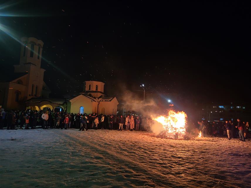 ПАЛЕ, 6. ЈАНУАРА /СРНА/ - У црквеним портама на подручју општине Пале вечерас су након богослужења наложени бадњаци.	