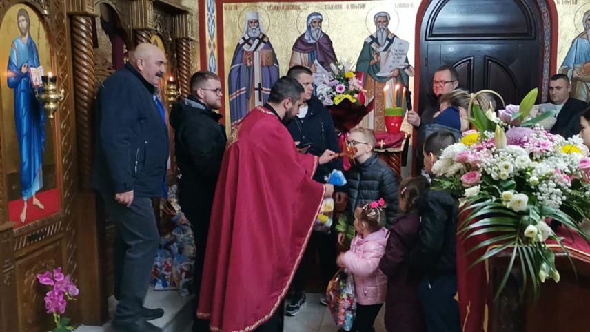 МАГЛАЈ, 6. ЈАНУАРА /СРНА/ - У порти Цркве Светог пророка Илије у Маглају вечерас је освештан и наложен бадњак у присуству српских повратника и расељених мјештана овог краја.	