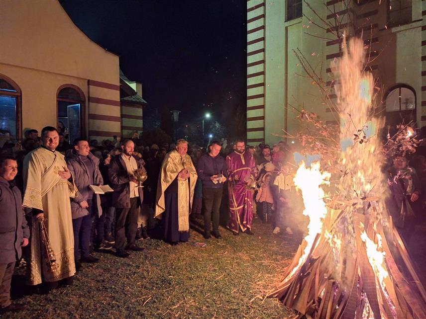 ШАМАЦ, 6. ЈАНУАР /СРНА/ - У сусрет Божићу, најрадоснијем хришћанском празнику, у свим православним храмовима на подручју општине Шамац служена је вечерња литургија и наложен бадњак.