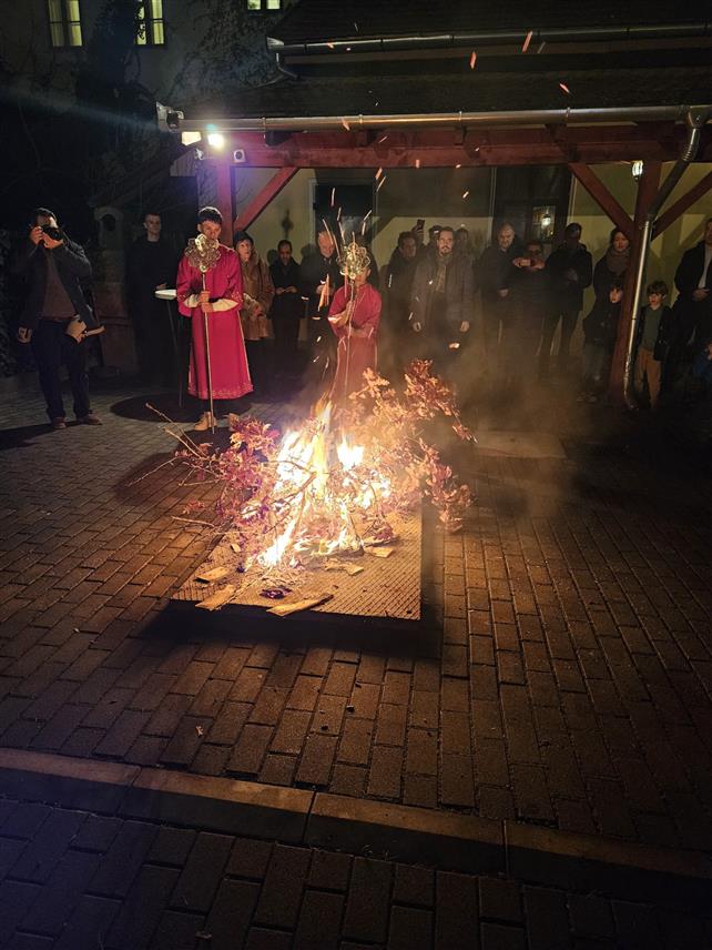 БУДИМПЕШТА, 6. ЈАНУАРА /СРНА/ - У порти Храма Светог великомученика Георгија у Будимпешти, након вечерњег богослужења, обиљежено је Бадње вече и обављено освештање и налагање бадњака.