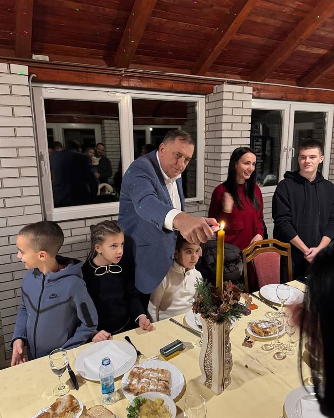 ЛАКТАШИ, 6. ЈАНУАРА /СРНА/ - Предсједник Републике Српске Милорад Додик прославља Бадње вече у кругу породице, а и српском народу је пожелио да га проведу у љубави са најближима.