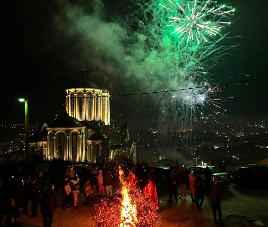 МОСTАР, 6. ЈАНУАР /СРНА/ - Вечерњим богослужењима у црквама, а потом и налагањем бадњака прослављено је Бадње вече на подручју Мостара.