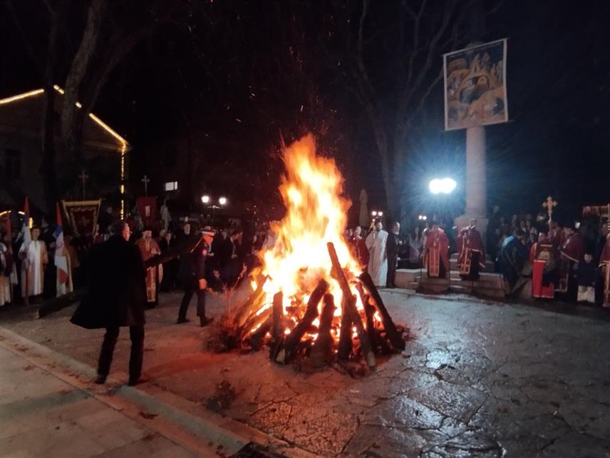 TРЕБИЊЕ, 6. ЈАНУАРА /СРНА/ - На Tргу слободе у Требињу у присуству бројних грађана вечерас су наложени бадњаци, а претходно је у Саборном храму Преображења Господњег служено празнично вечерње.