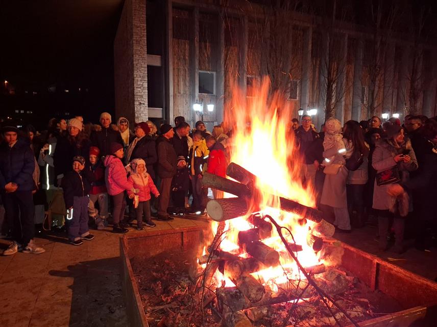 ВИШЕГРАД, 6. ЈАНУАРА /СРНА/ - Велики број вјерника присуствовао је вечерњим службама и налагању бадњака у вишеградским храмовима припремајући се за најрадоснији хришћански празник – Божић.