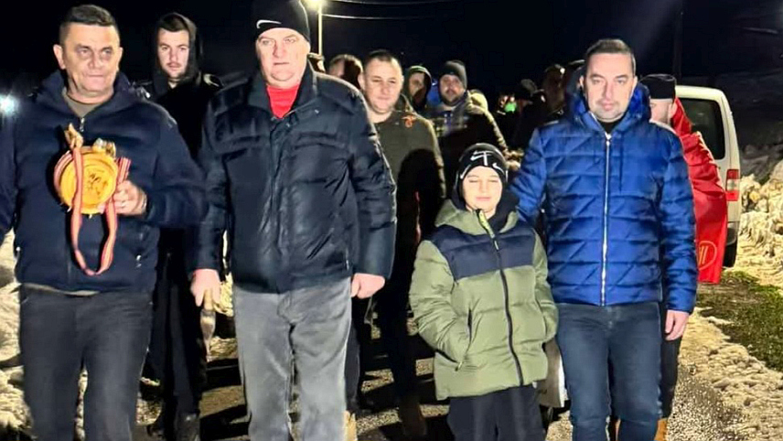 ДОБОЈ, 6. ЈАНУАРА /СРНА/ - Градоначелник Добоја Борис Јеринић присуствовао је јутрос сјечи бадњака у добојском засеоку Порин.