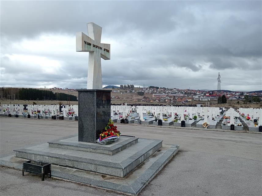 СОКОЛАЦ, 6. ЈАНУАРА /СРНА/ - Начелник општине Соколац Страхиња Башевић позвао је све грађане, јавне установе и предузећа са подручја ове локалне заједнице да заједнички обиљеже још један рођендан Републике Српске, у сриједу, 8. јануара, на Војничком спомен-гробљу Нови Зејтинлик и одају почаст онима који су својом жртвом и храброшћу омогућили постојање Српске.