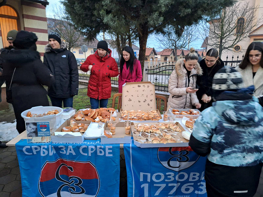 ШАМАЦ, 7. ЈАНУАРА /СРНА/ - У хуманитарној акцији организације "Срби за Србе" јутрос је у двориштву цркве Светог Великомученика Димитрија у Шамцу сакупљено око 1.500 КМ за помоћ вишечланим породицама на Косову и Метохији.