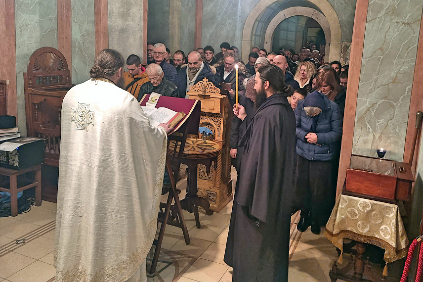 БЕОГРАД, 7. ЈАНУАРА /СРНА/ - Начелник Генералштаба Војске Србије генерал Милан Мојсиловић посјетио је на Божић манастир Буково Епархије тимочке, код Неготина и са сарадницима присуствовао божићном јутрењу и литургији.