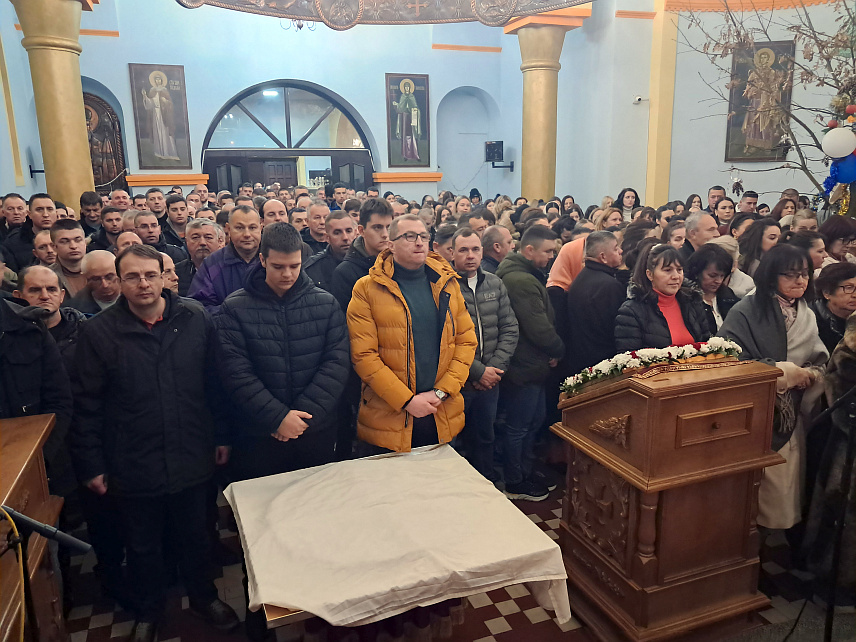 КОТОР ВАРОШ, 7. ЈАНУАРА /СРНА/ - Рађање Богочовјека позива на праву љубав, прожету искреним осјећајем братства међу људима, поручио је архијерејски намјесник которварошки Миленко Нарић, који је јутрос служио божићну литургију у Храму Рођења Пресвете Богородице у Котор Варошу.