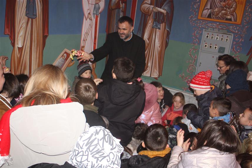 МОДРИЧА, 6. ЈАНУАРА /СРНА/ - У Храму Успења Пресвете Богородице у Модричи вечерас је богослужењем и налагањем бадњака почело обиљежавања Божића, најрадоснијег хришћанског празника.