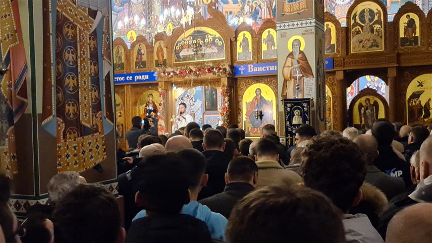 ДОБОЈ, 7. ЈАНУАРА /СРНА/ - Свештеник Јован Михајловић поручио је током божићне службе у Спомен-храму Рођења Пресвете Богородице у Добоју да треба чувати обичаје јер је породица, нарочито православна, данас угрожена.