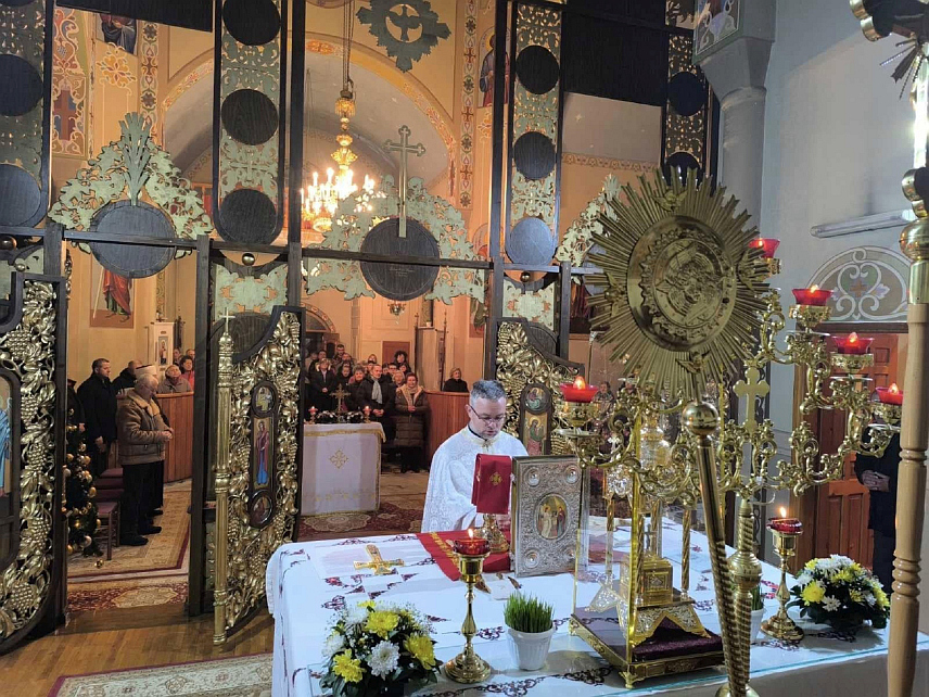 ПРЊАВОР, 7. ЈАНУАРА /СРНА/ - Припадници украјинске националне заједнице који живе у Прњавору јутрос су у цркви Преображења Господњег присуствовали божићној литургији.