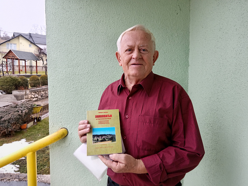 СОКОЛАЦ, 7. ЈАНУАРА /СРНА/ - Седамдесетшестогодишњи пензионер са Сокоца Миливоје Јанковић објавио је књигу "Јанковићи из Решетнице код Сокоца", којом је представио родослов породице чија је историја уско везана за досељавање из Црне Горе и Старе Херцеговине на просторе Романије и Гласинца крајем 18. вијека.