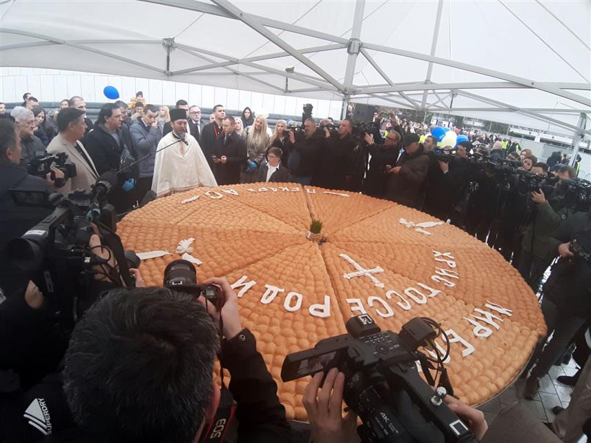 БЕОГРАД, 7. ЈАНУАРА /СРНА/ - На платоу испред Храма Светог Саве у Београду организовано је, по 34. пут, ломљење божићне чеснице у којој се ове године налазе 33 златника.