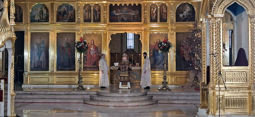 САРАЈЕВО, 7. ЈАНУАРА /СРНА/ - Његово високопреосвештенство митрополит дабробосански Хризостом служио је јутрос Свету архијерејску литургију у Саборном храму Рођења Пресвете Богородице у Сарајеву поводом најрадоснијег хришћанског празника – Божића.