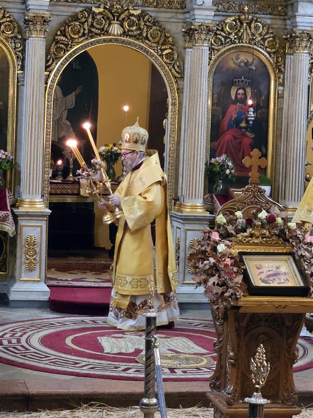 БУДИМПЕШТА, 7. ЈАНУАРА /СРНА/ - Његово преосвештенство епископ будимски Лукијан са свештенством служио је јутрос, поводом најрадоснијег хришћанског празника – Божића, Свету архијерејску литургију у Храму Светог великомученика Георгија у Будимпешти.