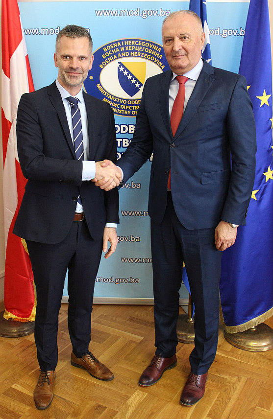 САРАЈЕВО, 7. ЈАНУАРА /СРНА/ - Дански амбасадор у БиХ Аге Сандал Мелер са министром одбране у Савјету министара Зуканом Хелезом.