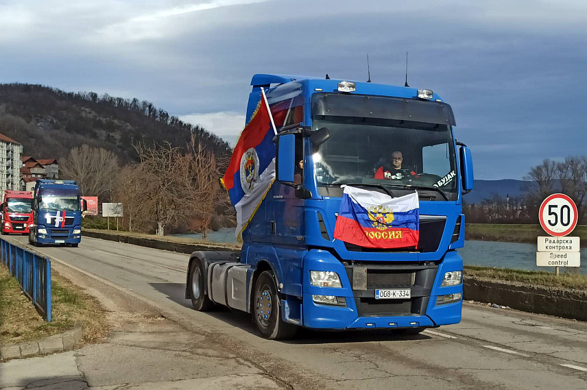 ЗВОРНИК, 7. ЈАНУАРА /СРНА/ - Возачи камиона су подијелили божићне пакетиће дјеци на Одјељењу педијатрије Болнице Зворник уручили божићне и новогодишње пакетиће.