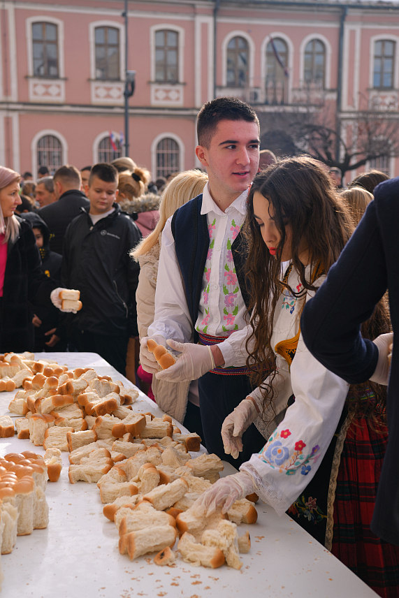 БИЈЕЉИНА, 7. ЈАНУАРА /СРНА/ - У Бијељини је данас организовано традиционално ломљење чесница у којима су се налазила 33 златника, који симболузују године Исуса Христа проведене у овоземаљском животу.