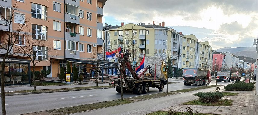 ИСТОЧНО НОВО САРАЈЕВО, 7. ЈАНУАРА /СРНА/ - Камиони окићени српским тробојкама дефиловали су данас улицама Источног Новог Сарајева, уз звуке сирена поздрављали грађане и на симболичан начин честитали Божић.	