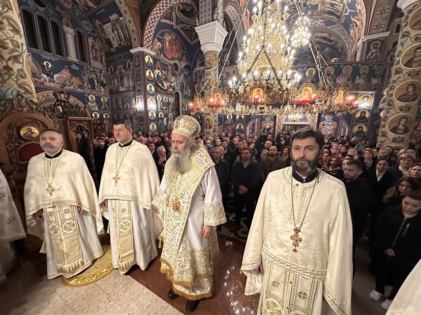 БИЈЕЉИНА, 7. ЈАНУАРА /СРНА/ - Његово високопреосвештенство митрополит зворничко-тузлански Фотије на Светој архијерејској литургији у препуној Саборној цркви у Бијељини.
