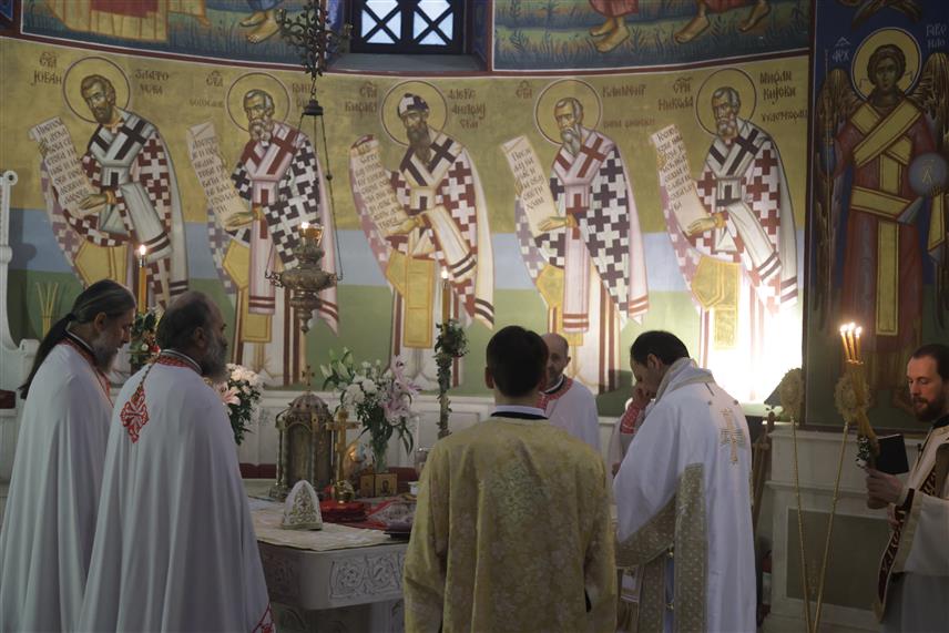 TРЕБИЊЕ, 7. ЈАНУАРА /СРНА/ - Његово високопреосвештенство епископ захумско–херцеговачки и стонско приморски Димитрије са свештенством Епархије служио је јутрос, на Божић, Свету архијерејску литургију у требињском Саборном храму Преображења Господњег у присуству многобројних вјерника.