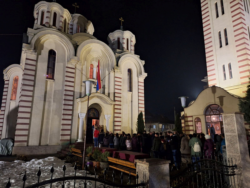ШАМАЦ. 7. ЈАНУАРА /СРНА/ - У православним храмовима на подручју Шамца служене су литургије поводом најрадоснијег хришћанског празника Божића у присуству великог броја вјерника који су испунили и црквене порте.